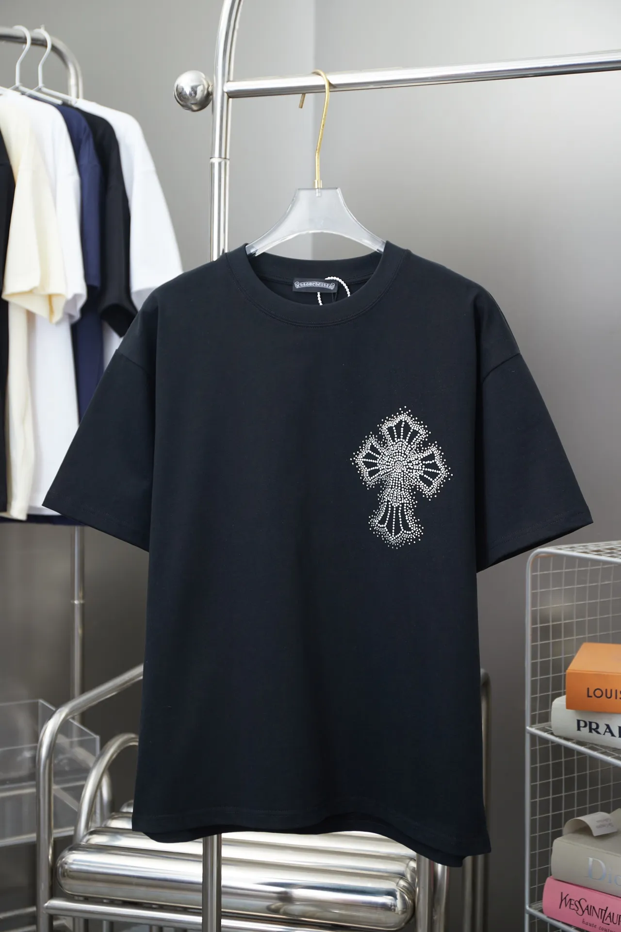 🅿️200 Chrome Hearte 25SS early spring new model, hot diamond short sleeves, light luxury, essential item for daily commuting for men and women, correct version, welcome to compare, detailed features · 280 grams of 100% pure cotton double yarn jersey fabric · Special thickened 32 pieces of double-strand 1X1 thread in the same vat custom dyeing · Imported Australian matte pearlescent diamonds · Double needle stitching and cross-stitching technology · Original main mark, washed tag, brand moisture-proof paper packaging Color: black/white/grey Size: S/M/L/XL